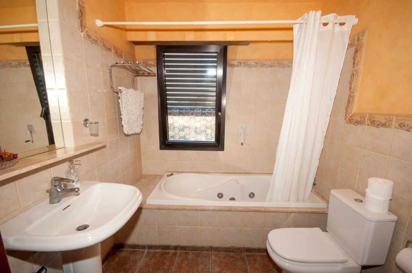 Baño con bañera de hidromasaje