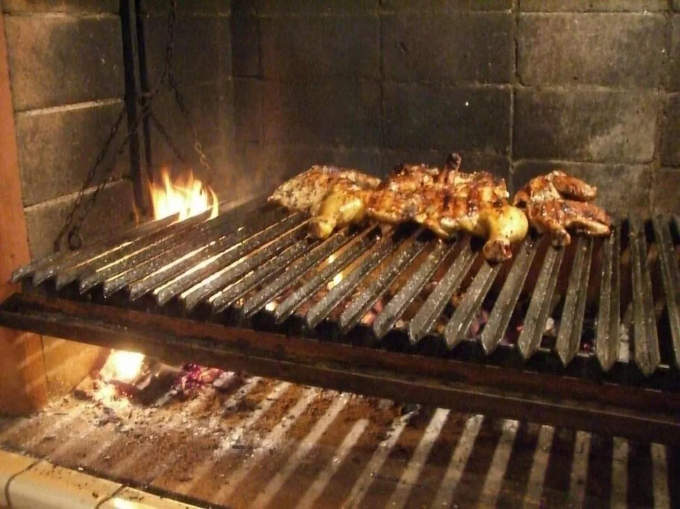 Barbacoa con la parrilla encendida