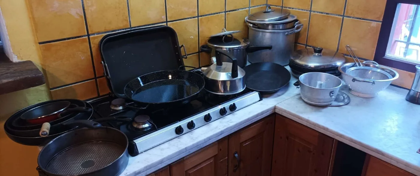 Cocina con fogones y menaje