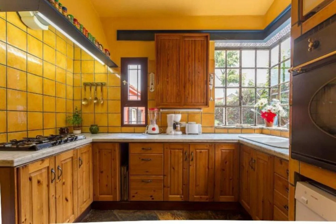 Cocina amplia con ventanas al jardín