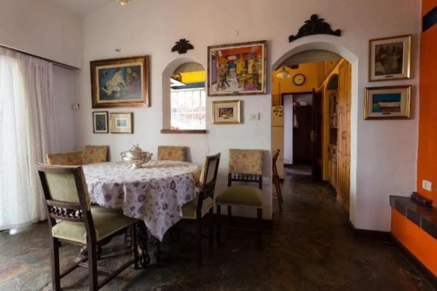 Comedor con mesa y sillas de madera