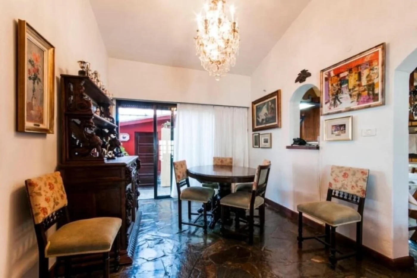 Comedor con antigüedades y lámpara de araña