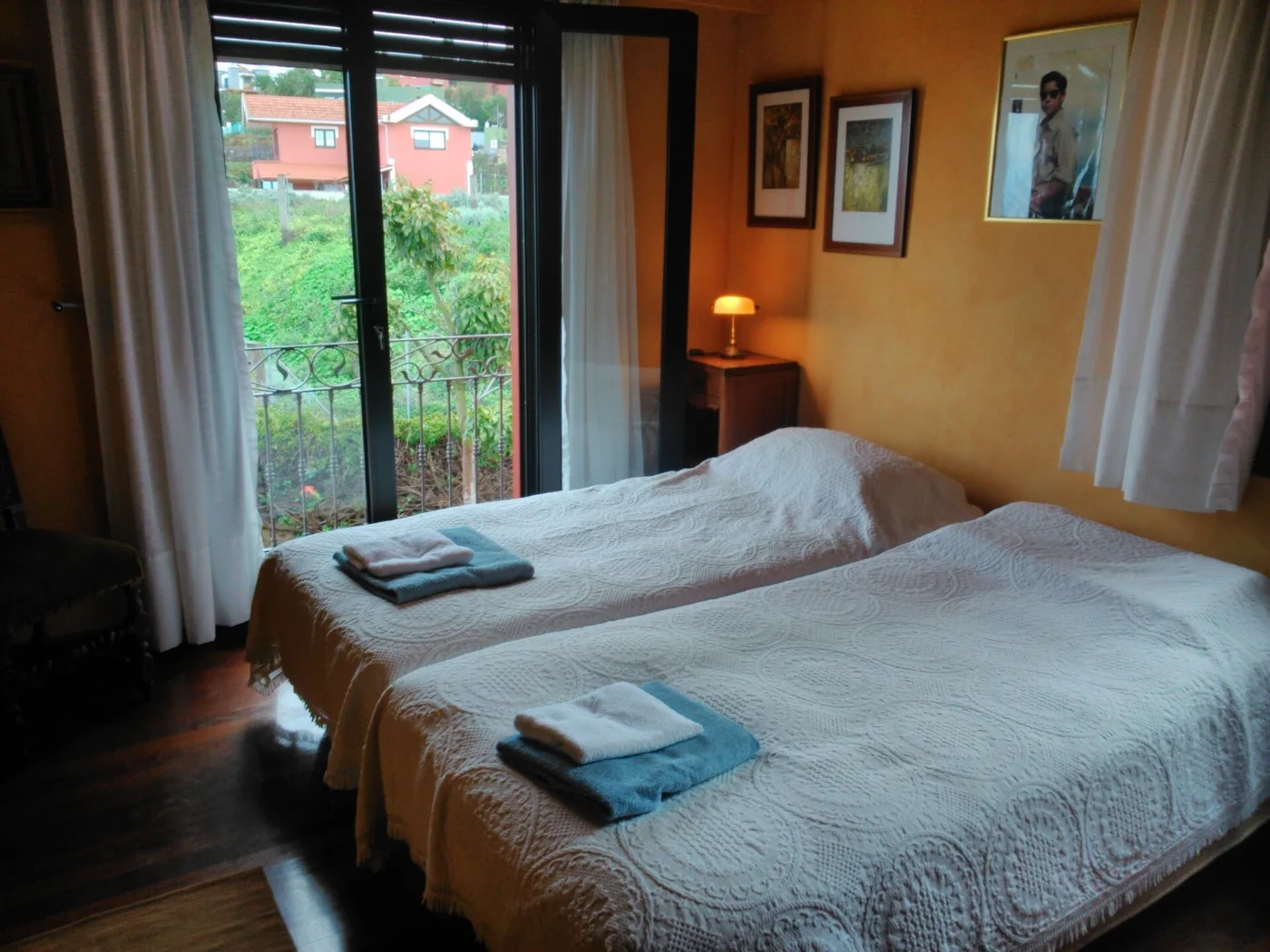 Dormitorio con vistas al jardín