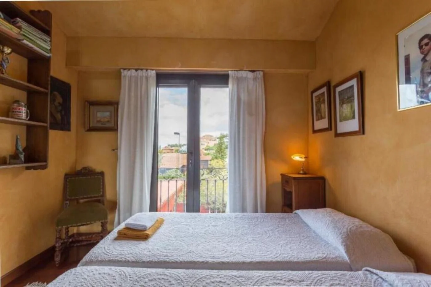 Dormitorio con balcón