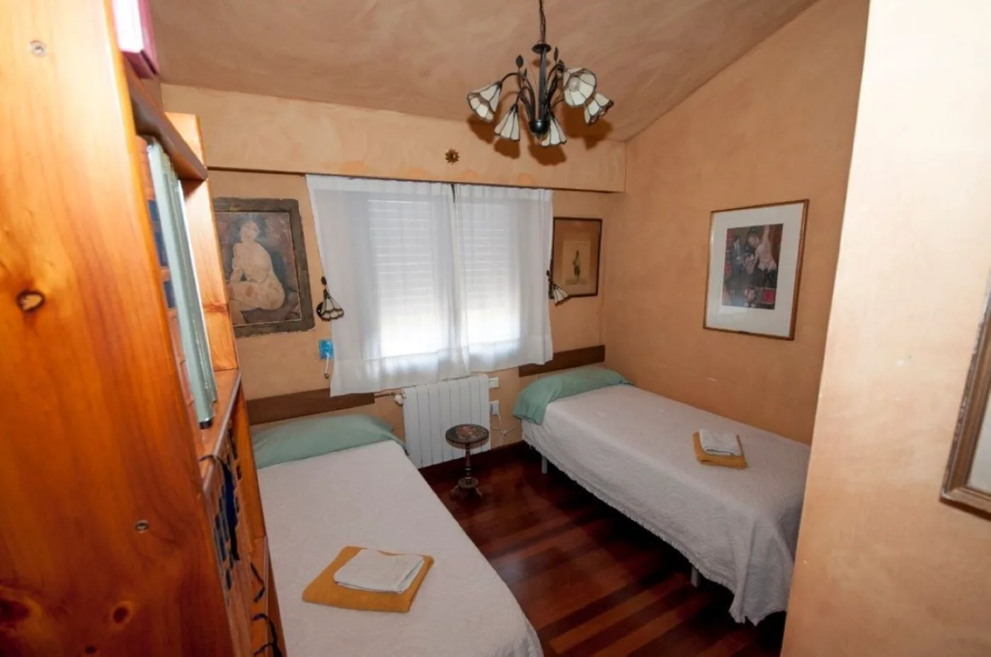 Dormitorio con dos camas individuales