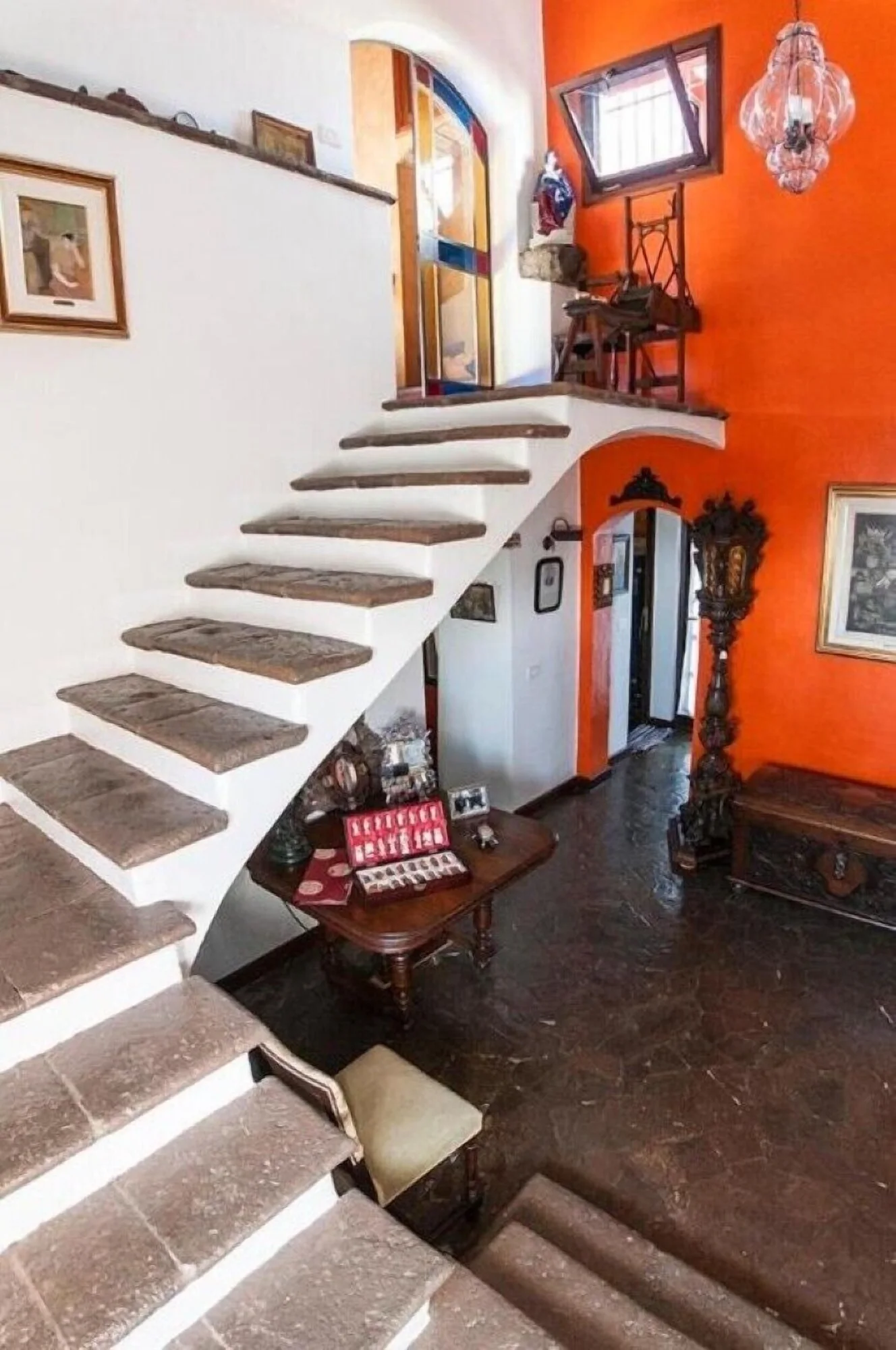 Escalera de piedra del hall de entrada