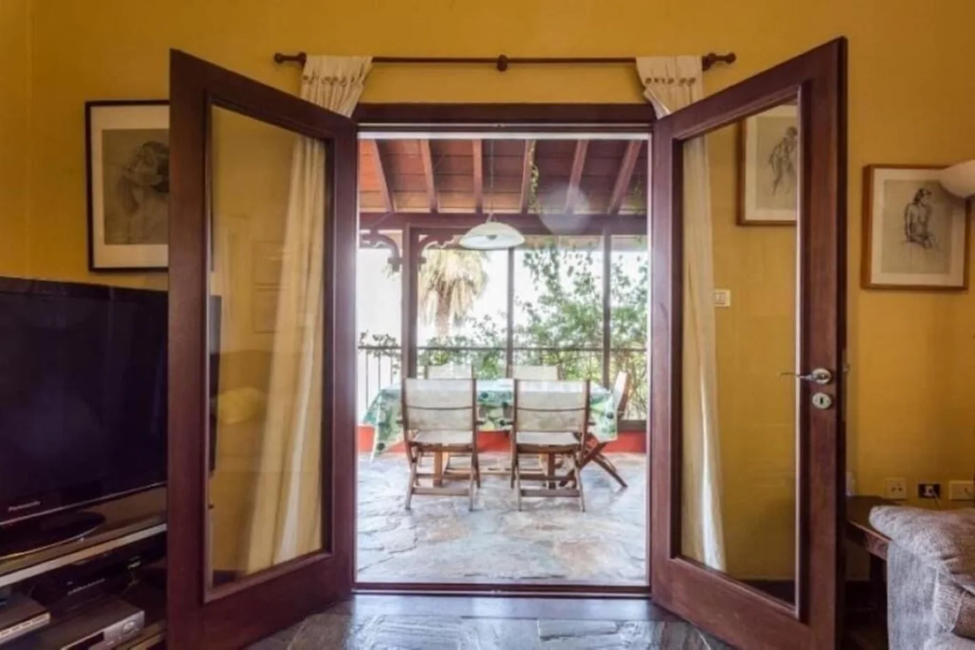 Galería cubierta con vistas