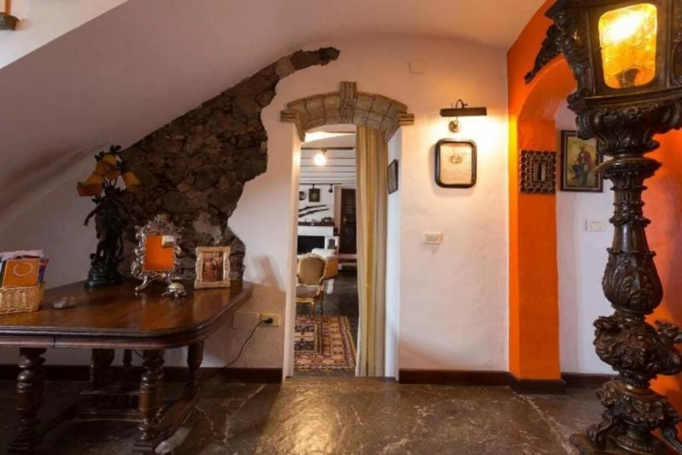 Hall con arco de piedra