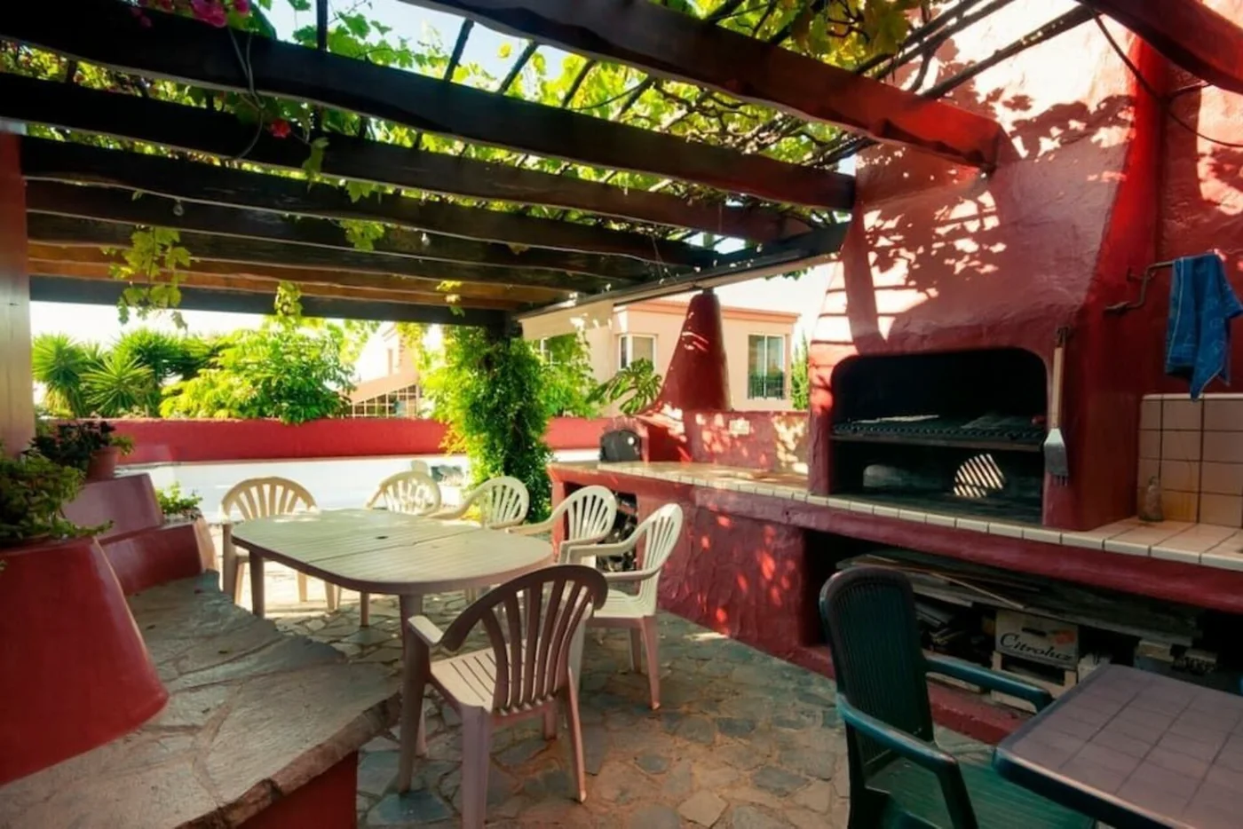 Pérgola con mesa en el jardín