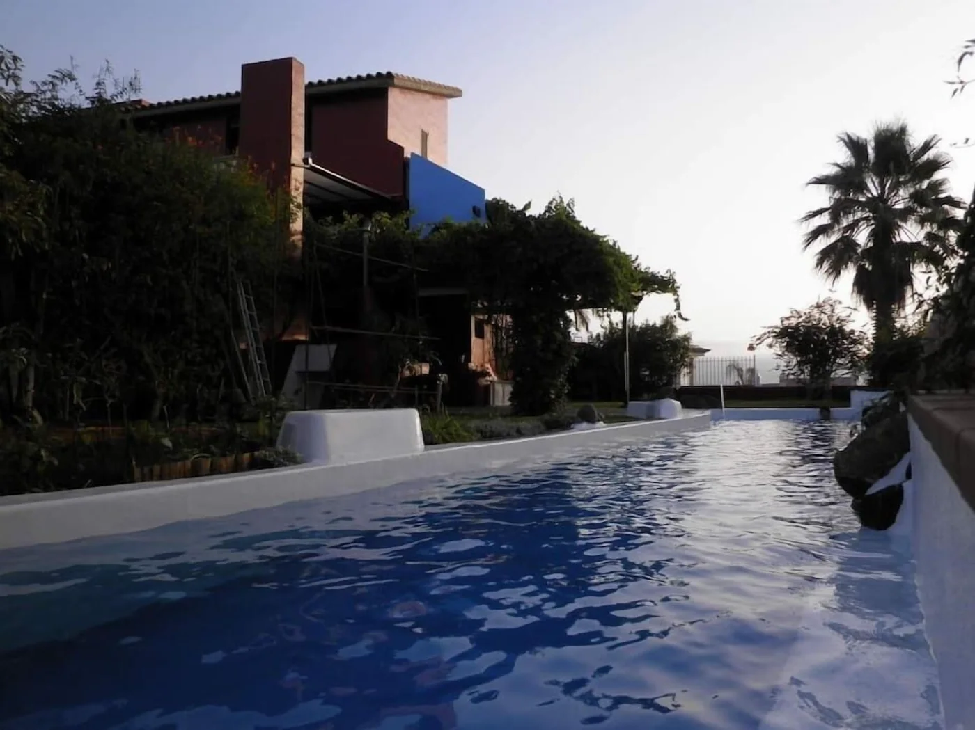 La piscina al anochecer