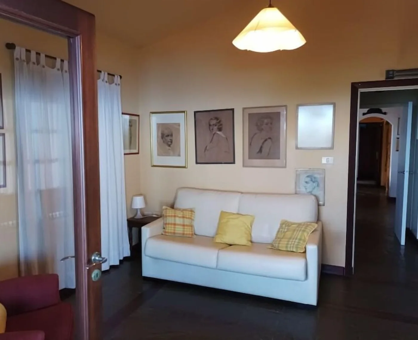 Sala con sofá blanco y ventanal