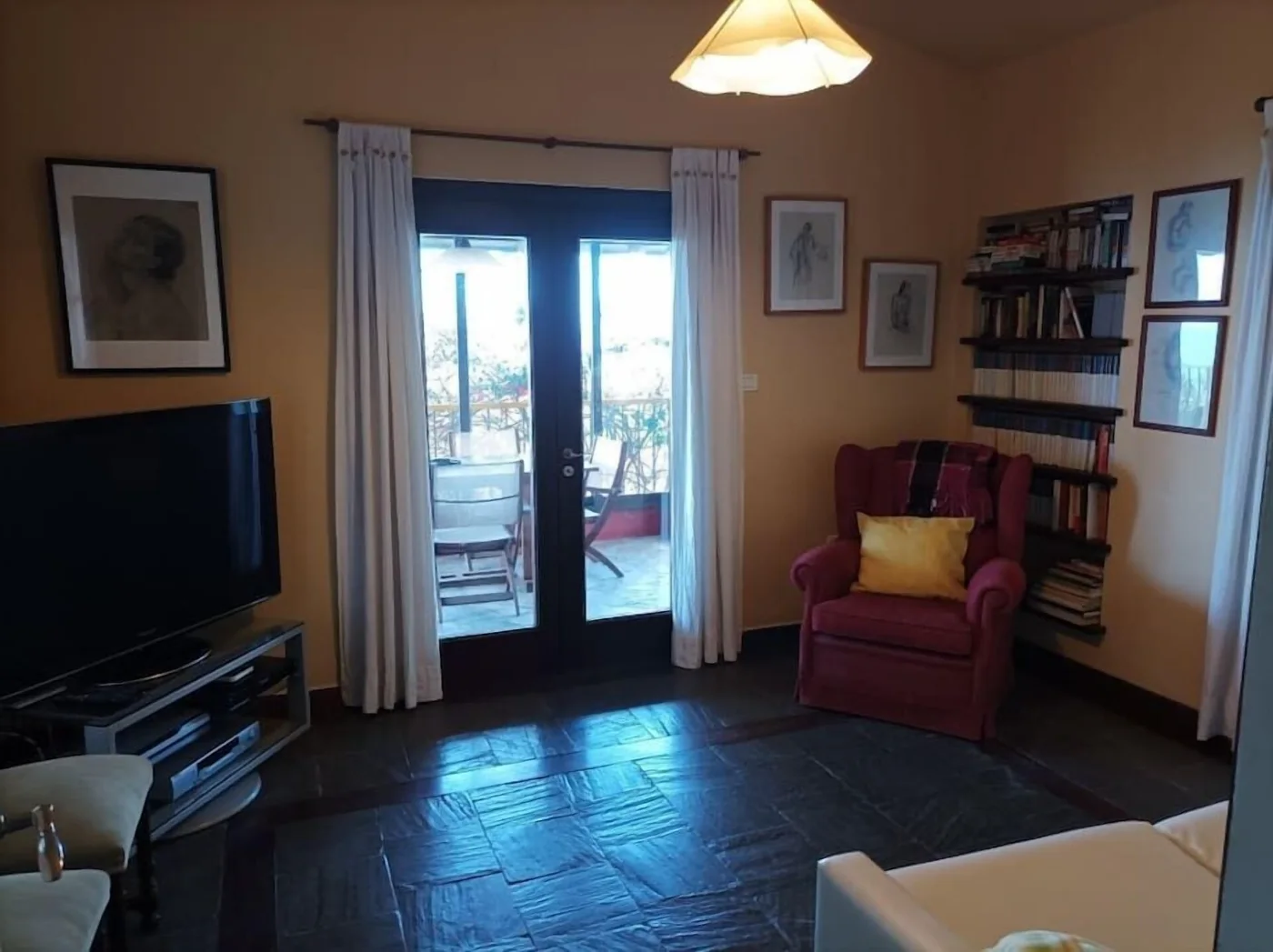 Sala de televisión con biblioteca