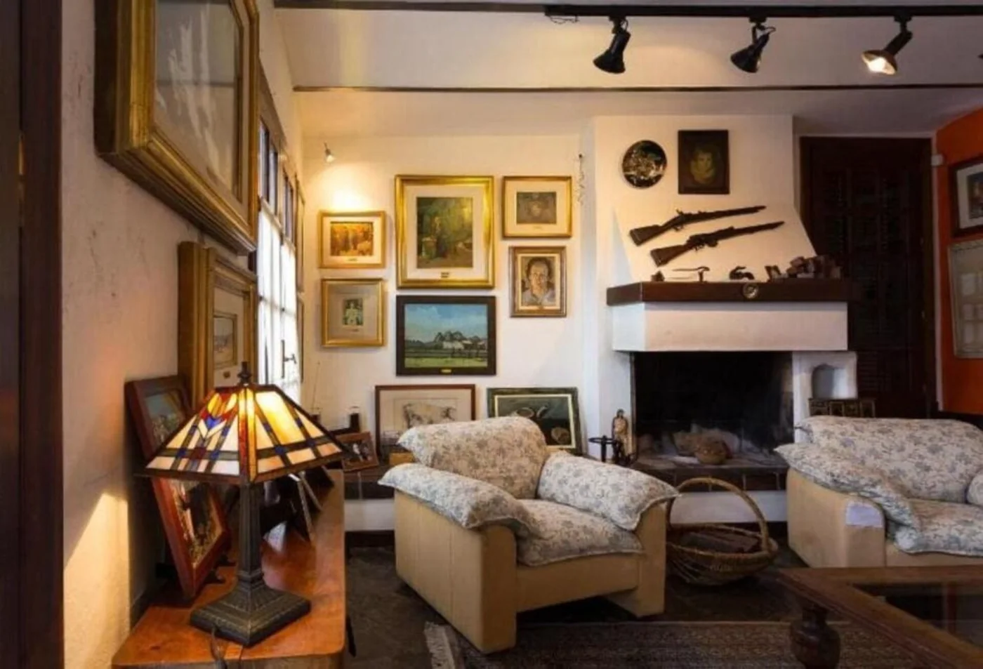 Salón con chimenea y butacas
