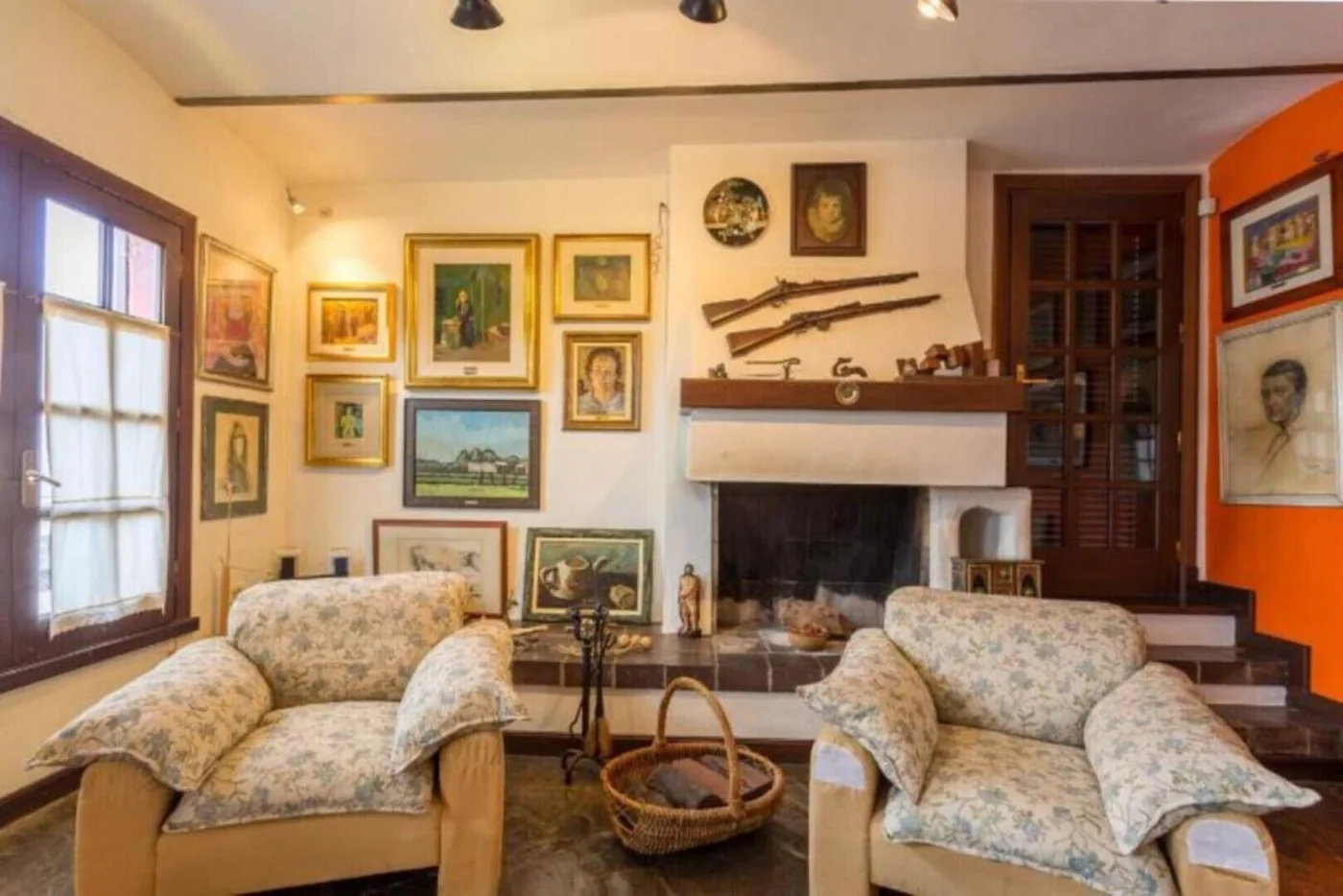 Sala de estar con cuadros enmarcados