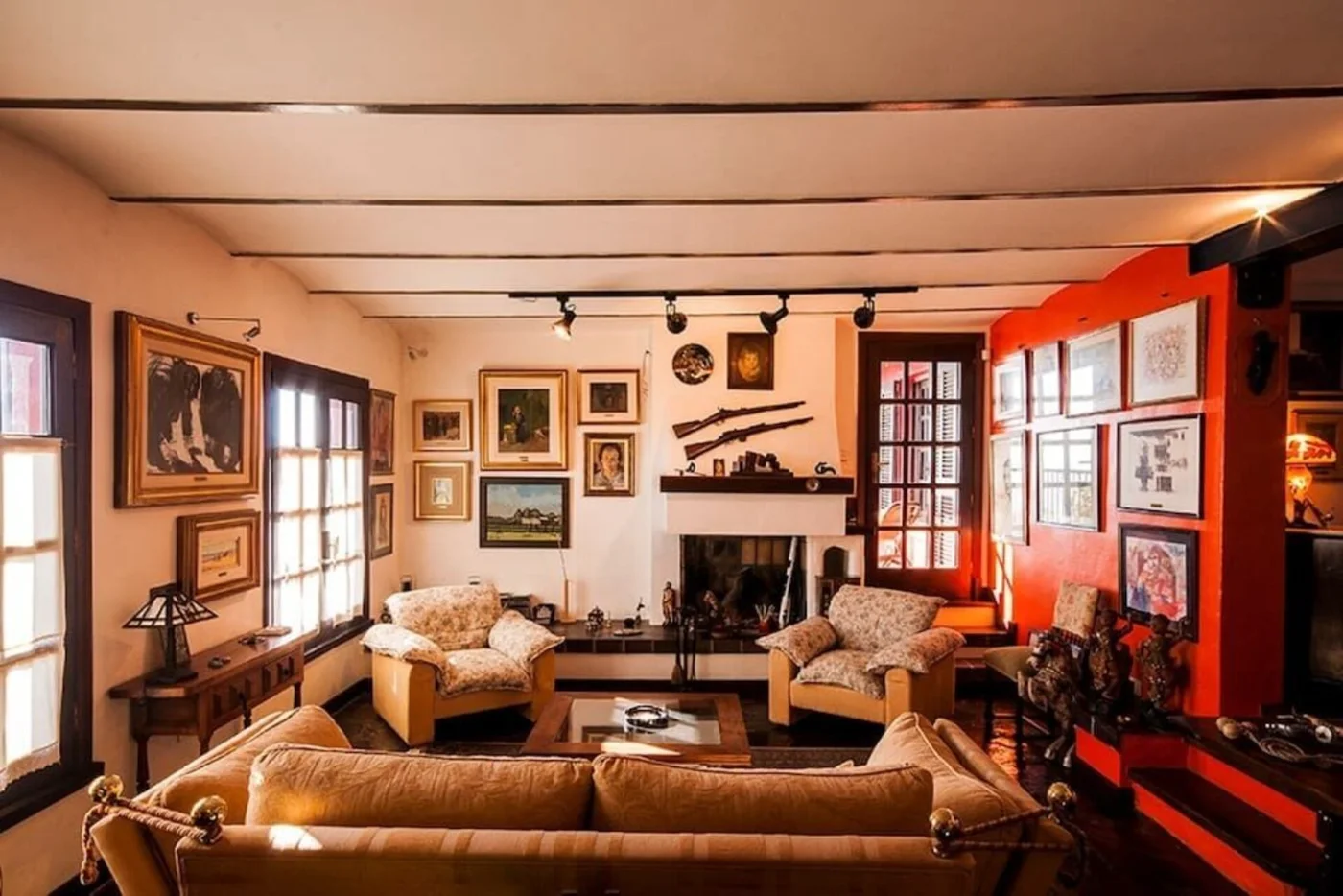 Salón con chimenea y cuadros