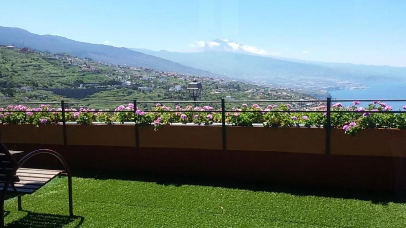 Terraza con césped y vistas al Teide